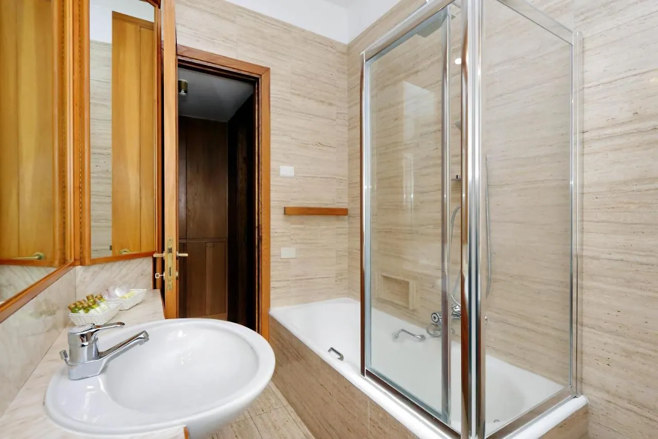 Frattina Family Romantic Superior Suite 0*, Rzym Włochy